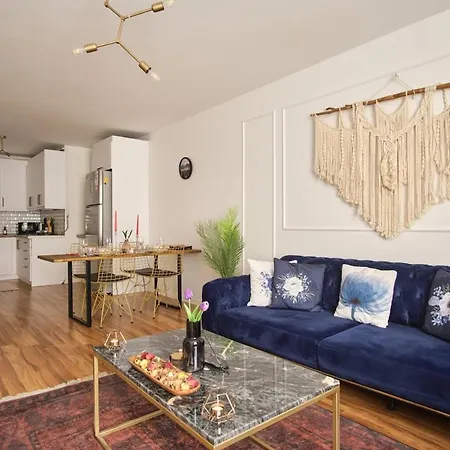 Modern & Pretty Apartment *
